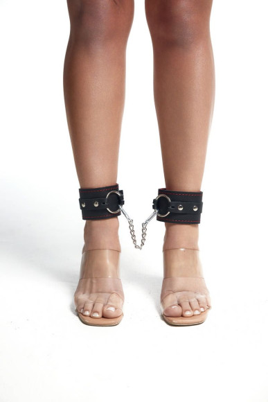 Черно-красные кожаные оковы