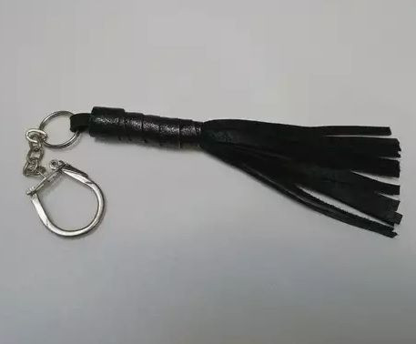 Сувенир-брелок в виде плёточки Сувенир-брелок в виде плёточки