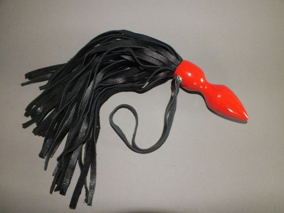 Флогер с красной деревянной ручкой