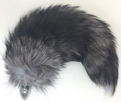 Серебристая анальная пробка с черно-голубым хвостом Серебристая анальная пробка с черно-голубым хвостом