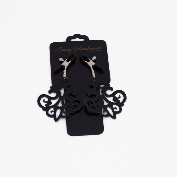 Зажимы на соски с черными кожаными подвесками