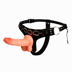 Реалистичный страпон на трусиках с заклепками - 15,7 см. Реалистичный страпон на трусиках с заклепками - 15,7 см.