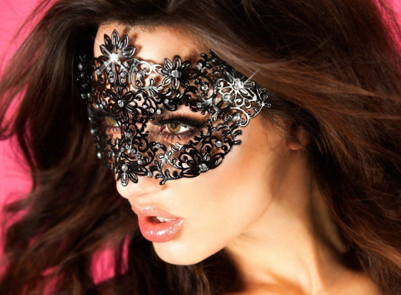Откровенный аксессуар - маска со сверкающими кристаллами