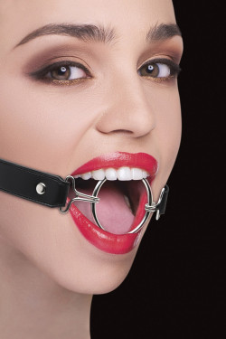 Расширяющий кляп Ring Gag XL с чёрными ремешками Расширяющий кляп Ring Gag XL с чёрными ремешками