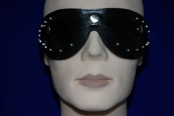 Чёрная маска на глаза Zorro с клёпками и съемными шорами Чёрная маска на глаза Zorro с клёпками и съемными шорами