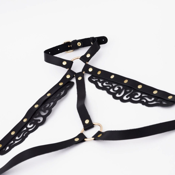 Черная кожаная портупея с резными элементами