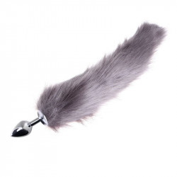 Серебристая анальная пробка размера с длинным серым хвостом