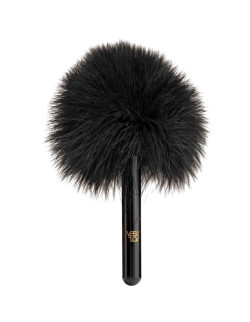 Черная перьевая кисточка с гладкой ручкой