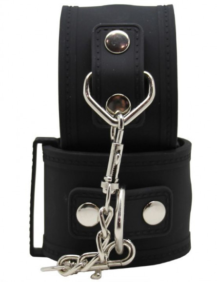 Черные силиконовые наручники с фиксацией на карабинах Черные силиконовые наручники с фиксацией на карабинах