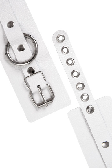 Белые мягкие кожаные наручники с люверсами