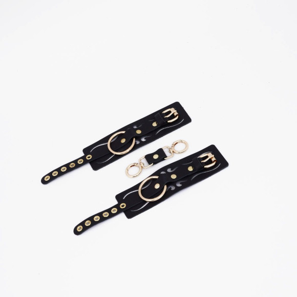 Черные кожаные наручники с золотистой фурнитурой