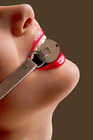 Коричневый пластиковый кляп-шар на кожаных ремешках Коричневый пластиковый кляп-шар на кожаных ремешках