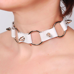 Кожаный белый ошейник с кольцами и шипами Кожаный белый ошейник с кольцами и шипами