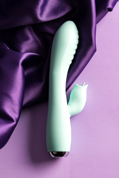 Мятный вибратор с клиторальным стимулятором MILO - 20 см. Мятный вибратор с клиторальным стимулятором MILO - 20 см.