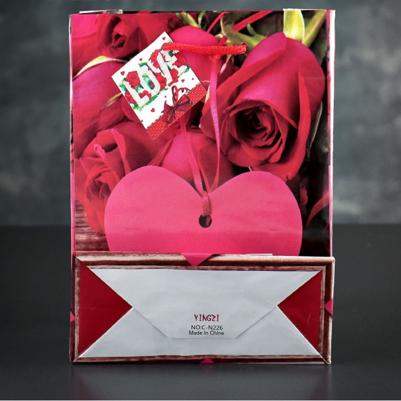 Подарочный пакет Love с розочками и сердечками - 23 х 18 см. Подарочный пакет Love с розочками и сердечками - 23 х 18 см.
